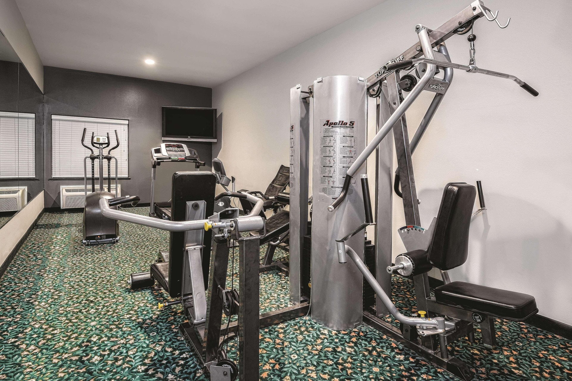 La Quinta Inn & Suites by Wyndham Mercedes Outlet Mall - photo 4