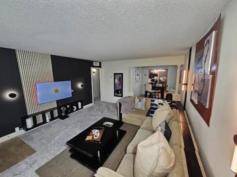 Saltwater Pool 2BR Near Galleria Walkable Stylish & Central Marquee Uptown — 4-Star Luxury Hotel in Houston, United States