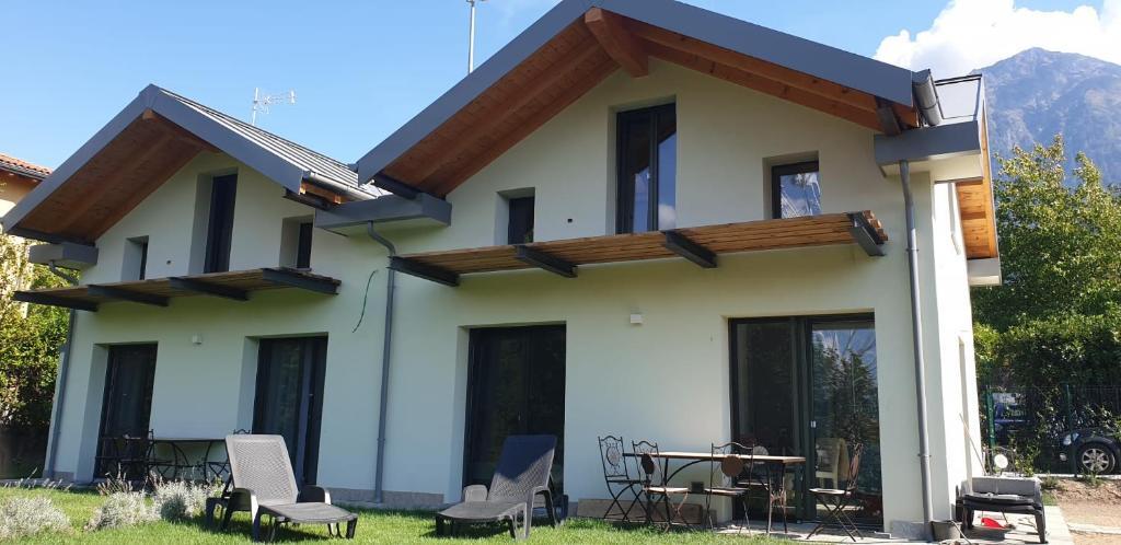 I Laghee Casette Breva E Tivano Stylish Winter Cottage Cozy Home with Private Garden — 4-Star Luxury Hotel in Colico Piano, Italy