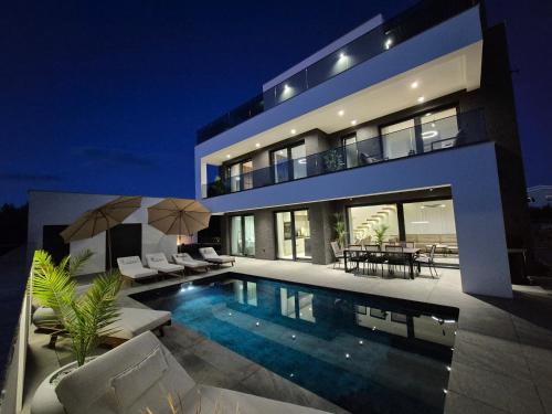 Luxury Villa Vesper Heated Pool Hot Tub Rooftop terrace Gym — 4-Star Luxury Hotel in Vodice, Croatia