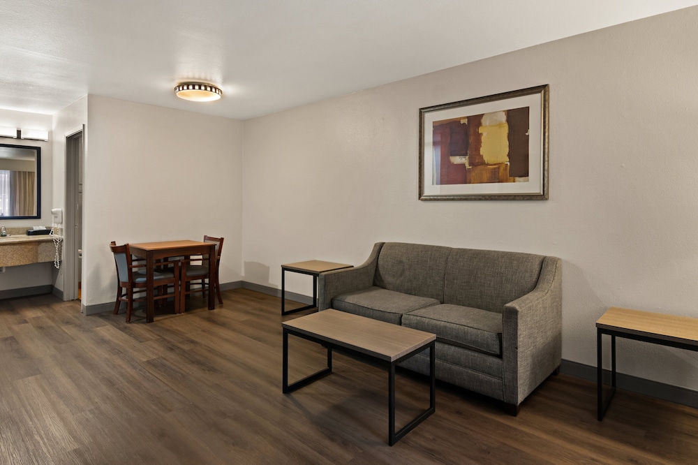 Red Roof Inn & Suites Irving DFW Airport South - photo 13