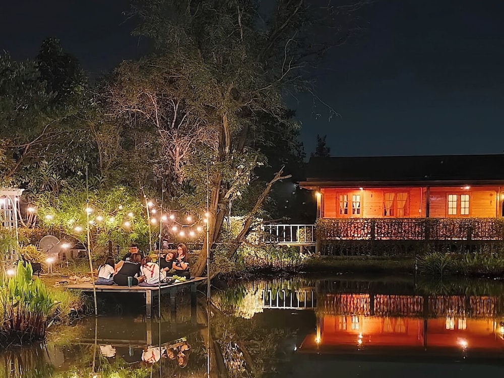 Coco and Canal HomeStory — hotel in Samut Sakhon