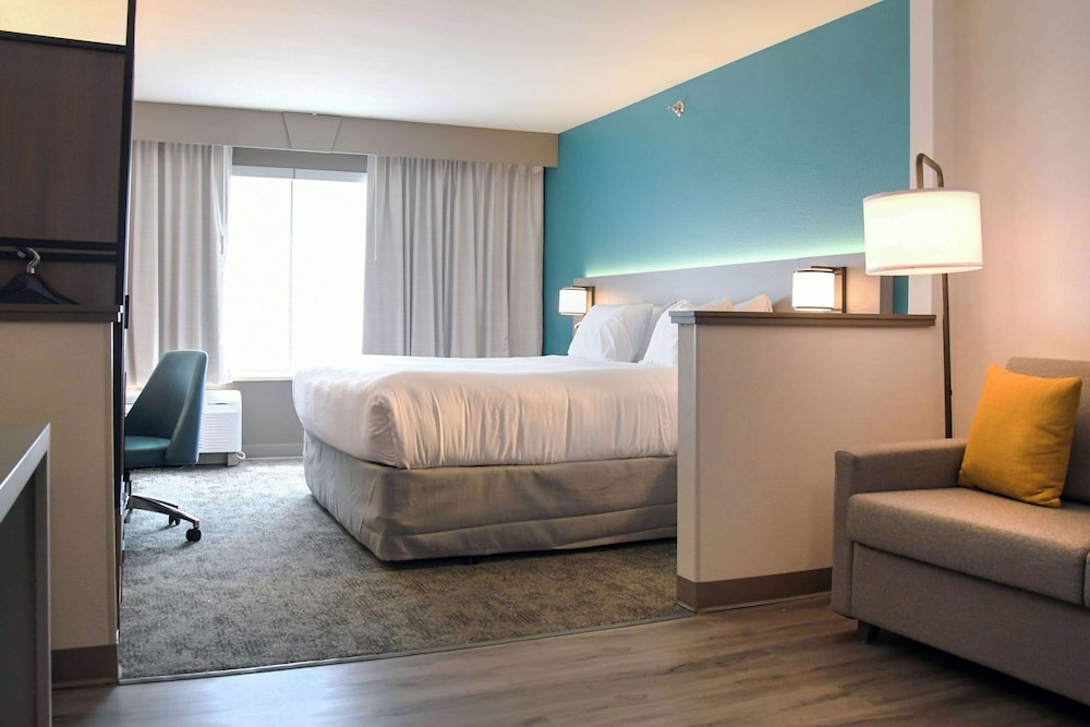 Comfort Inn & Suites NW Milwaukee - photo 29