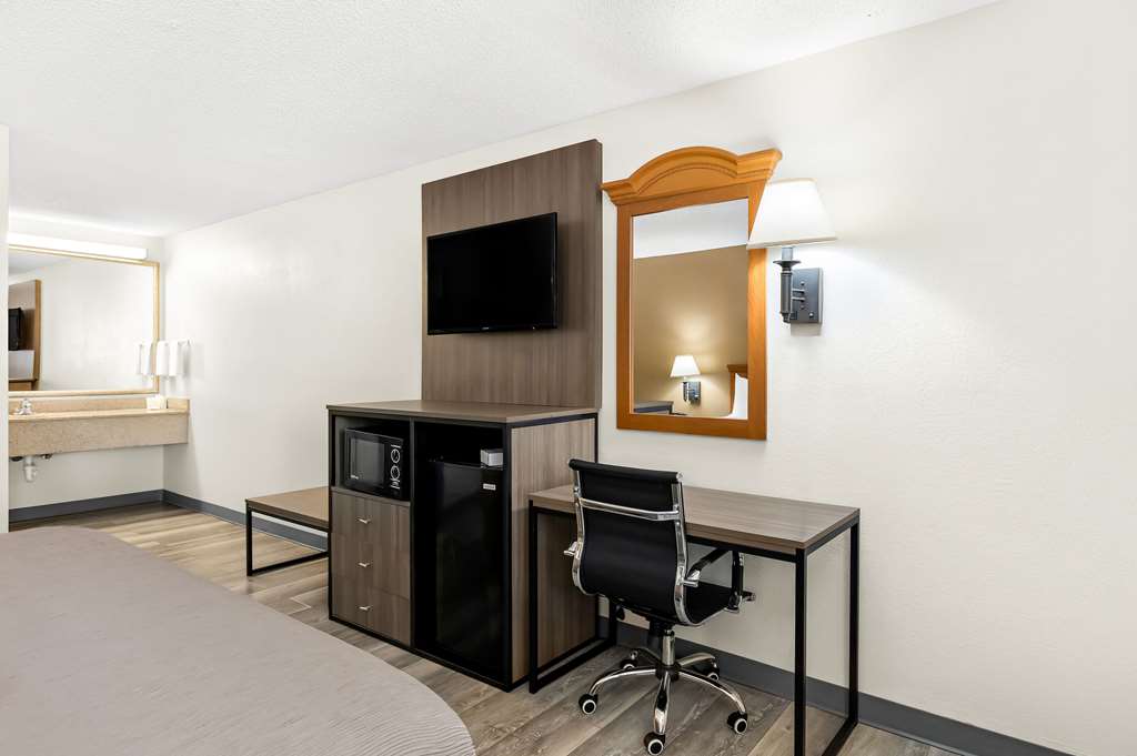 Quality Inn Middleburg Heights near Cleveland Airport - photo 9