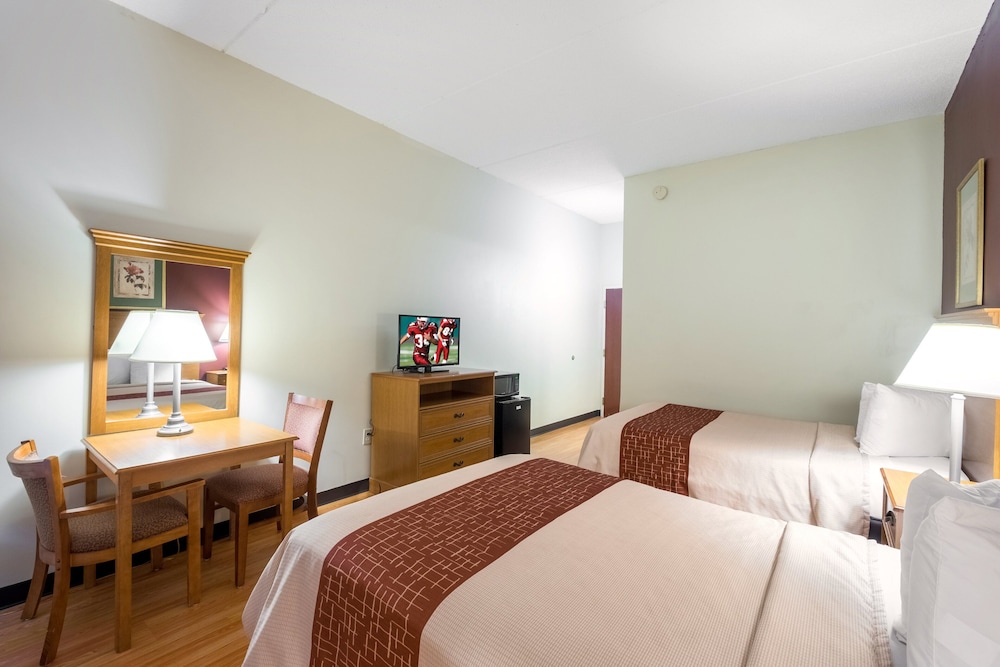 Red Roof Inn Hendersonville - photo 15