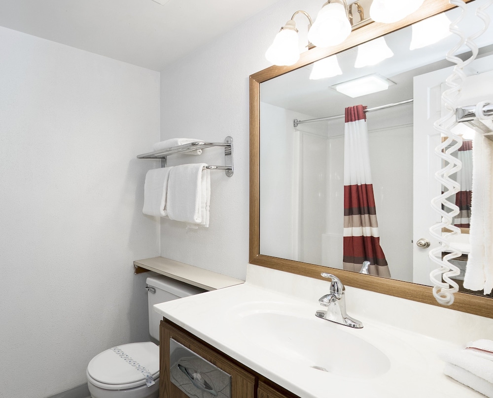 Red Roof Inn Uhrichsville - photo 22