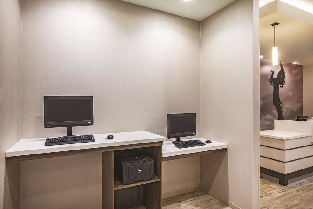 La Quinta Inn & Suites by Wyndham Wichita Northeast - photo 32