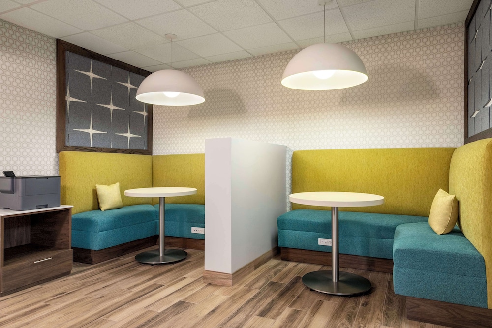 Hampton Inn & Suites Springfield MO - photo 4