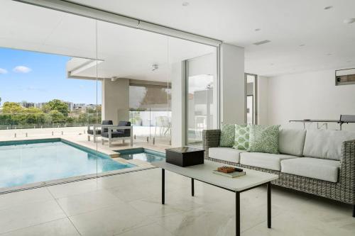 'Starlight' A Slice of the Hollywood Hills in Bexley — 4-Star Luxury Hotel in Sydney, Australia