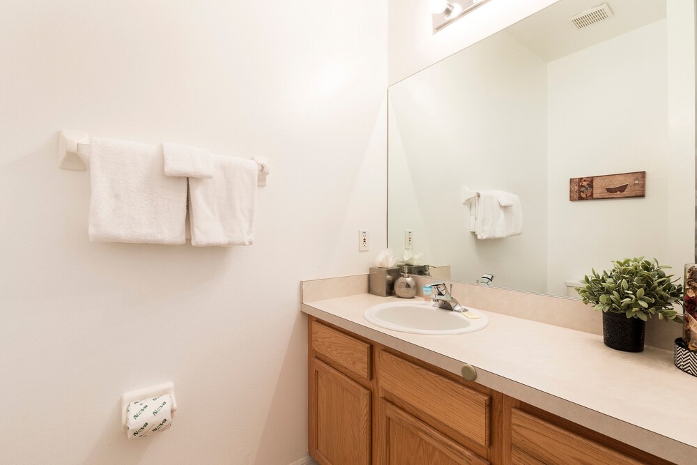 Family Getaway Townhome at Lake Berkley 15min to Disney - photo 12