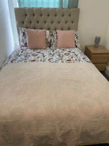 Room in Gloucester Road 4