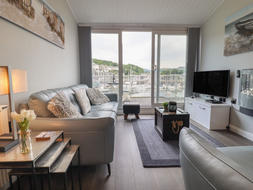 Moelwyn 57D South Snowdon Wharf — 4-Star Luxury Hotel in Porthmadog, United Kingdom