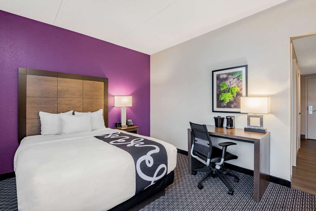 La Quinta Inn & Suites by Wyndham Baltimore BWI Airport - photo 43