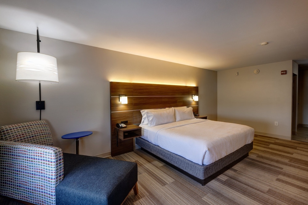 Holiday Inn Express & Suites Shelbyville Indianapolis by IHG - photo 12