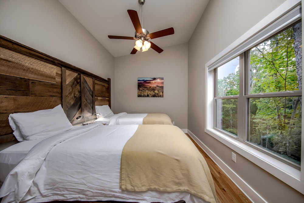 Pilot Cove Forest Lodging — Brevard — photo 2