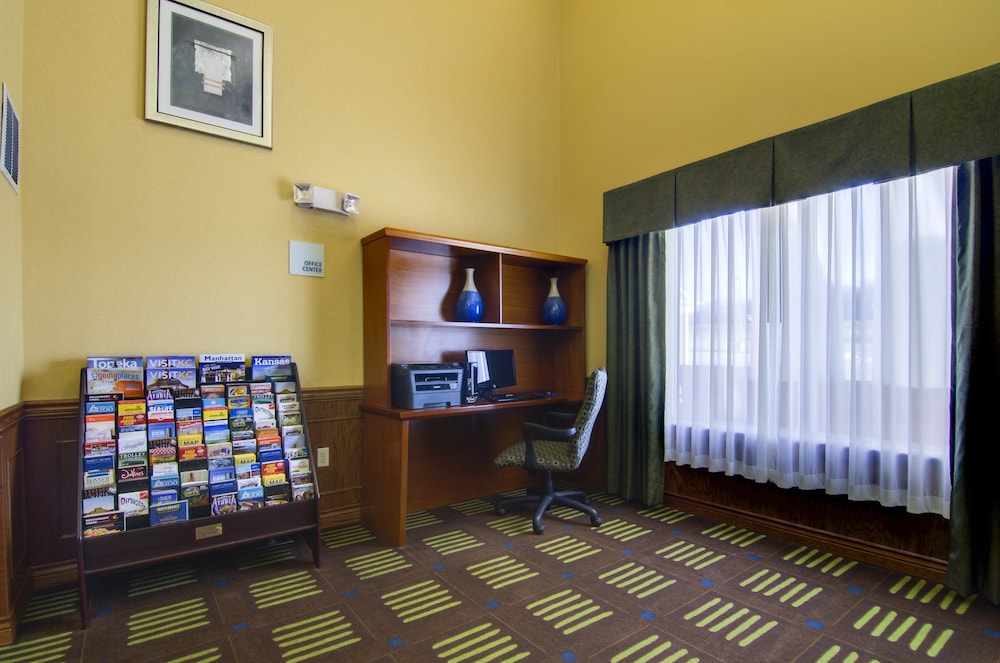 Holiday Inn Express Hotel & Stes Kansas City Sports Complex by IHG - photo 36