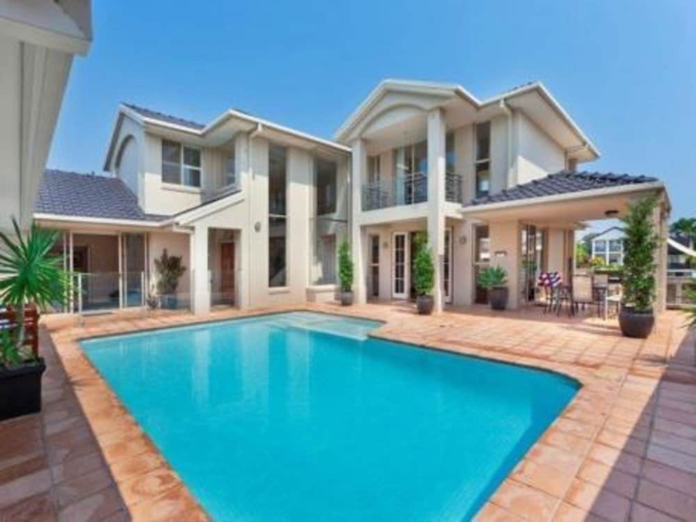 Casa Aqua — 4-Star Luxury Hotel in Surfers Paradise, Australia
