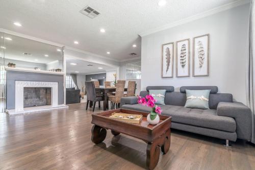 Tranquil Poolside Oasis with BBQ and Serene Ambiance in North Hollywood, United States