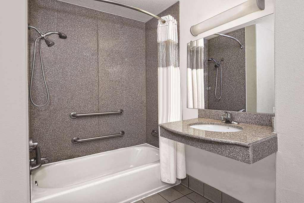 La Quinta Inn & Suites by Wyndham Stephenville - photo 4