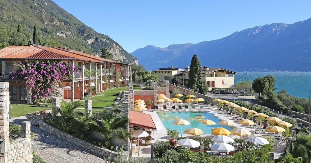 Residence Borgo Dei Limoni Appartamenti con Garage — 4-Star Luxury Hotel in Gargnano, Italy