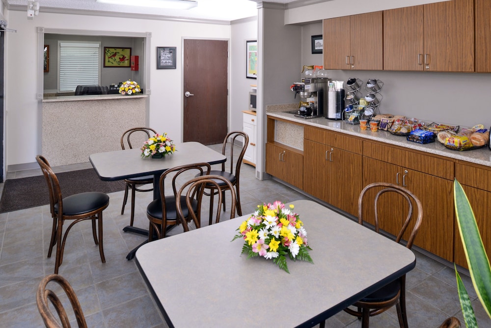 Briarwood Inn Of Geneva - photo 24