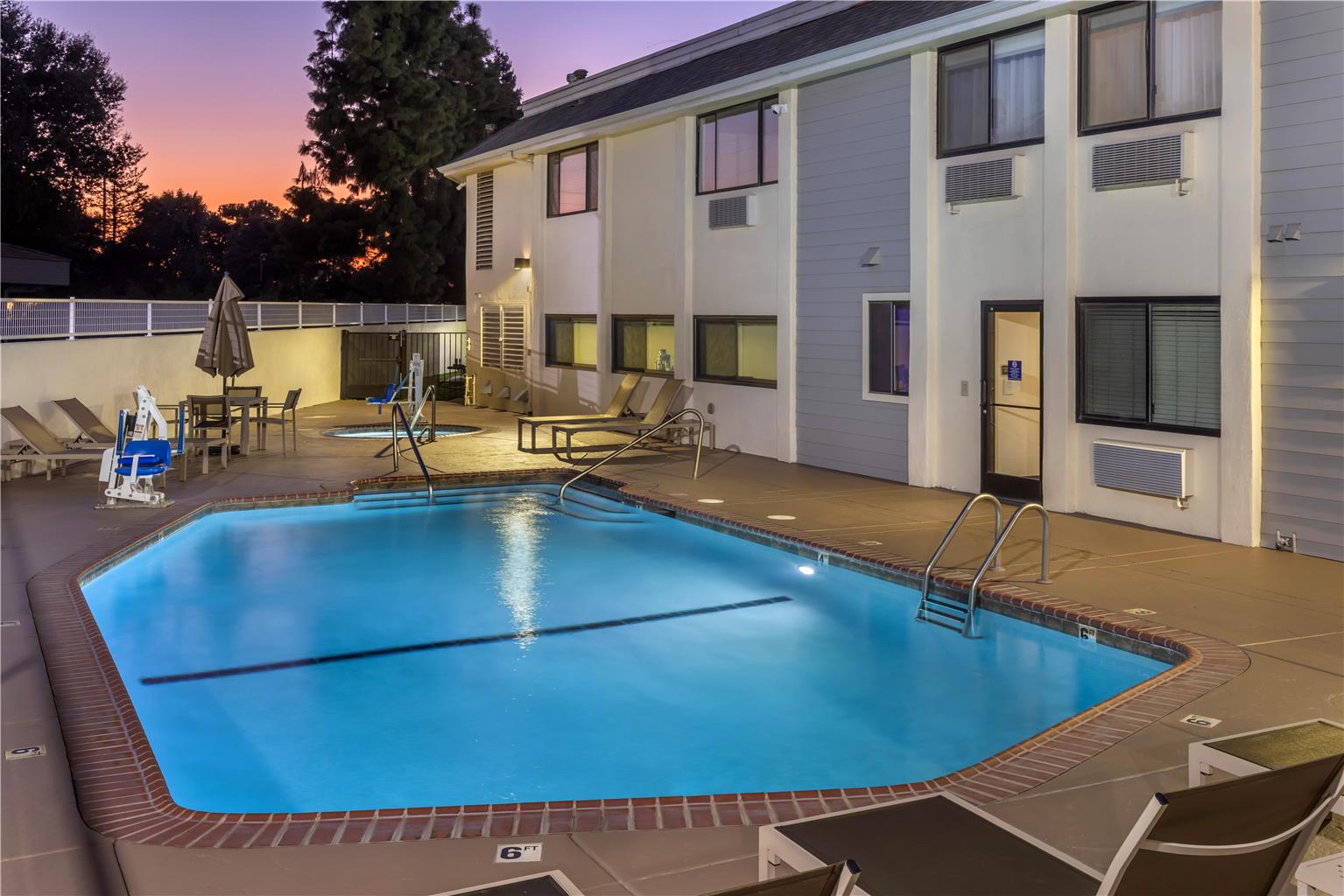 Best Western Town & Country Lodge - photo 3