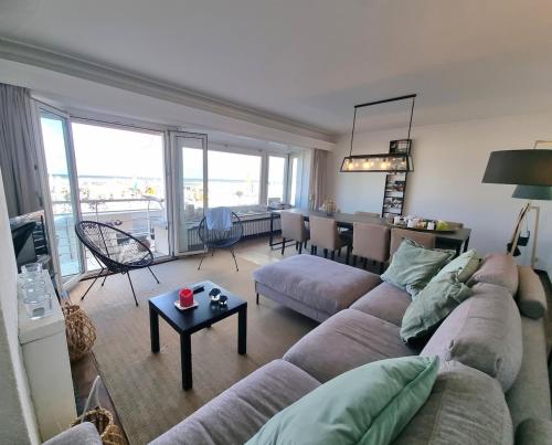 Knokke zeedijk met frontaal zeezicht nabij Rubensplein en casino 20m van strand in Knokke-Heist, Belgium