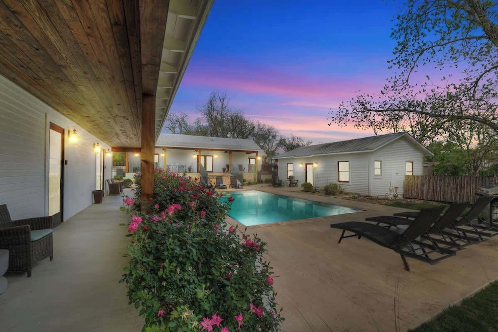 Schubert Inn main With Pool and Grill 2blks to Main - photo 16
