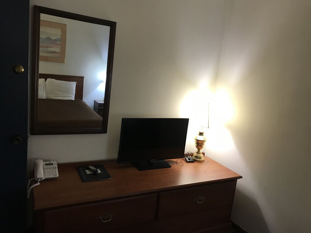 Colonial Inn Dyersville - photo 17
