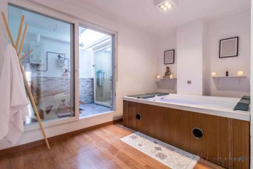 Lujo A Tu Alcance Con Spa Y Garaje Pleno Centro — Huelva