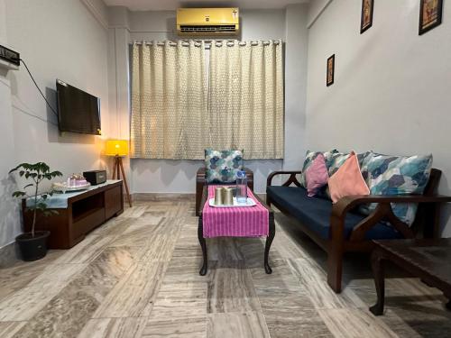 Spacious 2 BHK apartment with Balcony In Bandra — 4-Star Luxury Hotel in Mumbai, India
