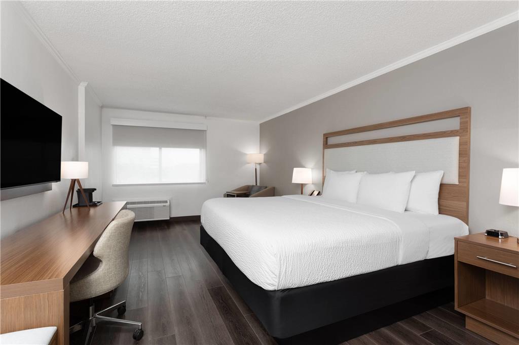 La Quinta Inn & Suites by Wyndham Ft Lauderdale Cypress Cr - photo 21