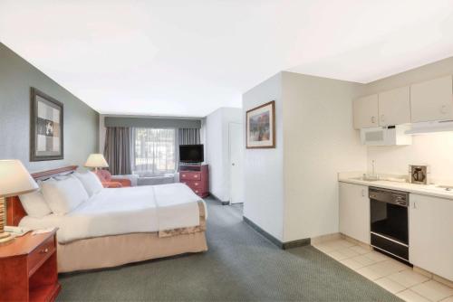 Hawthorn Suites by Wyndham Sacramento - photo 6