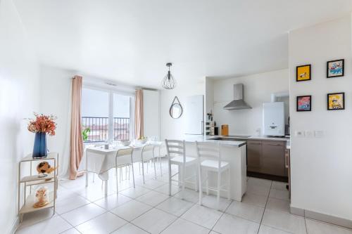 Magnifique Vue Sur la Tour Eiffel Paris 10mn Parking Prive Gratuit Metro 2min Balcon in Saint-Ouen, France