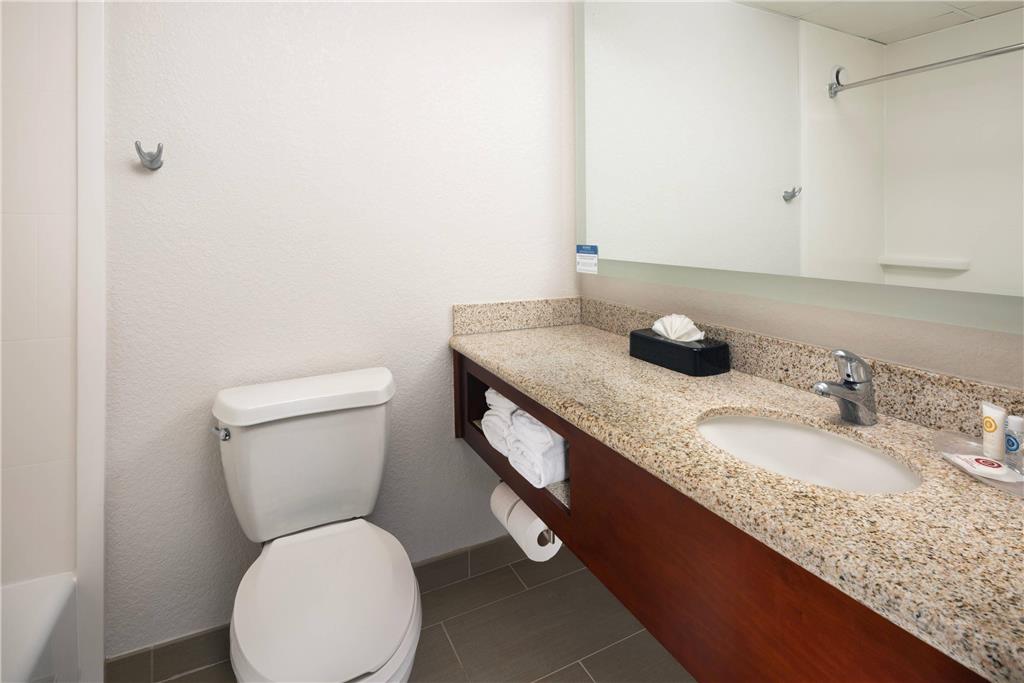 Comfort Suites Outlet Center - photo 15