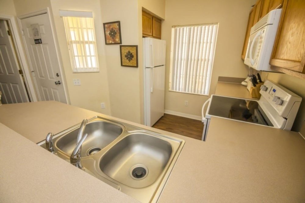 Rolando's Emerald Island Resort Townhouse 3 Bedroom Townhouse by Redawning - photo 6
