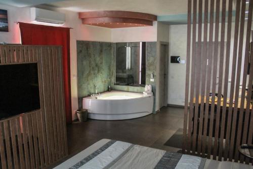 Garda Fantasy Apartment JACUZZI — 4-Star Luxury Hotel in Desenzano Del Garda, Italy