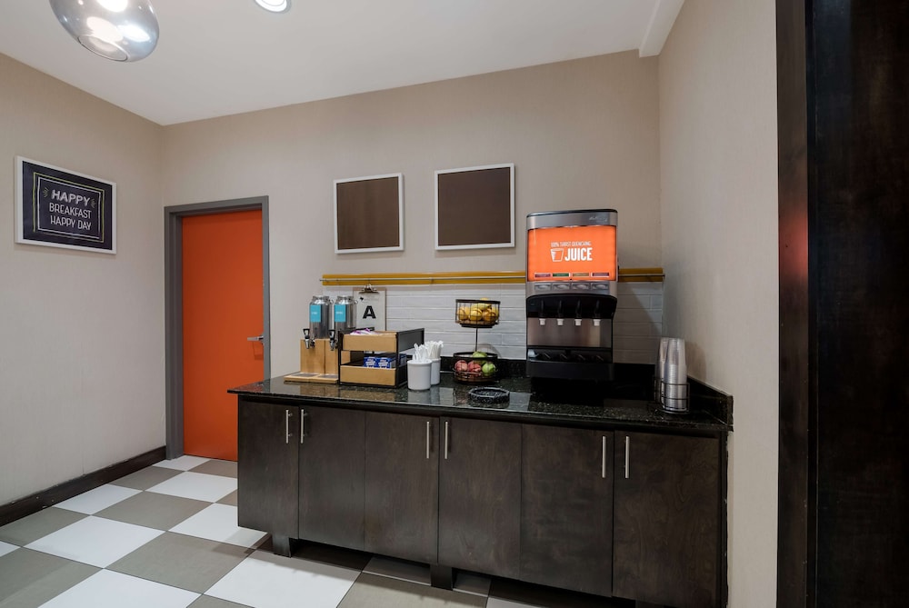 Hampton Inn Marshall - photo 26