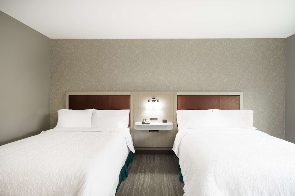 Hampton Inn Newport - photo 11