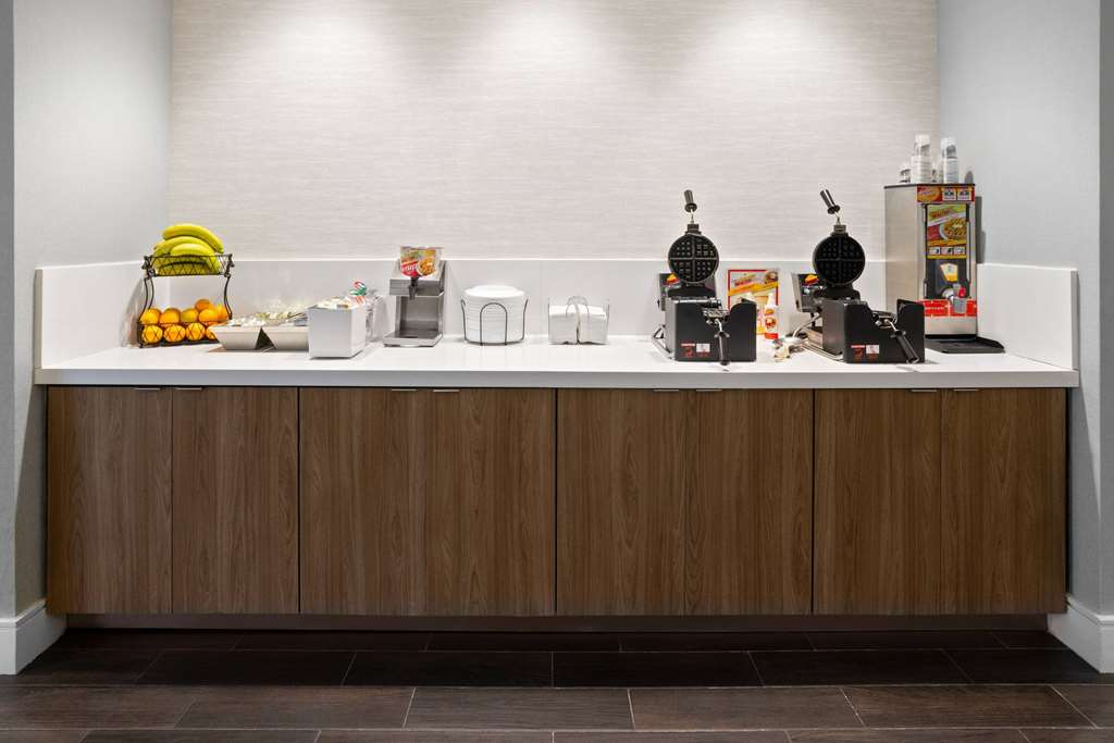 La Quinta Inn & Suites by Wyndham Atlanta Airport North - photo 30