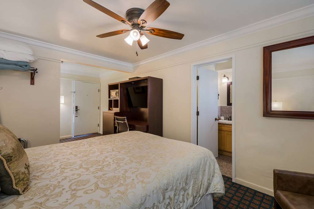 Clarion Collection Carmel Oaks Inn - photo 11