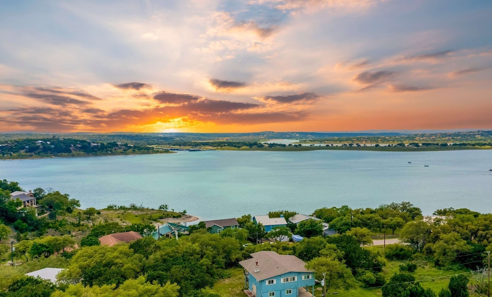 Sunset Ridge 2King Beds Lake Hot Tub Pool — 4-Star Luxury Hotel in Canyon Lake, United States