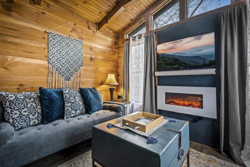 Sweet Little Honeymoon Cabin — 4-Star Luxury Hotel in Sevierville, United States