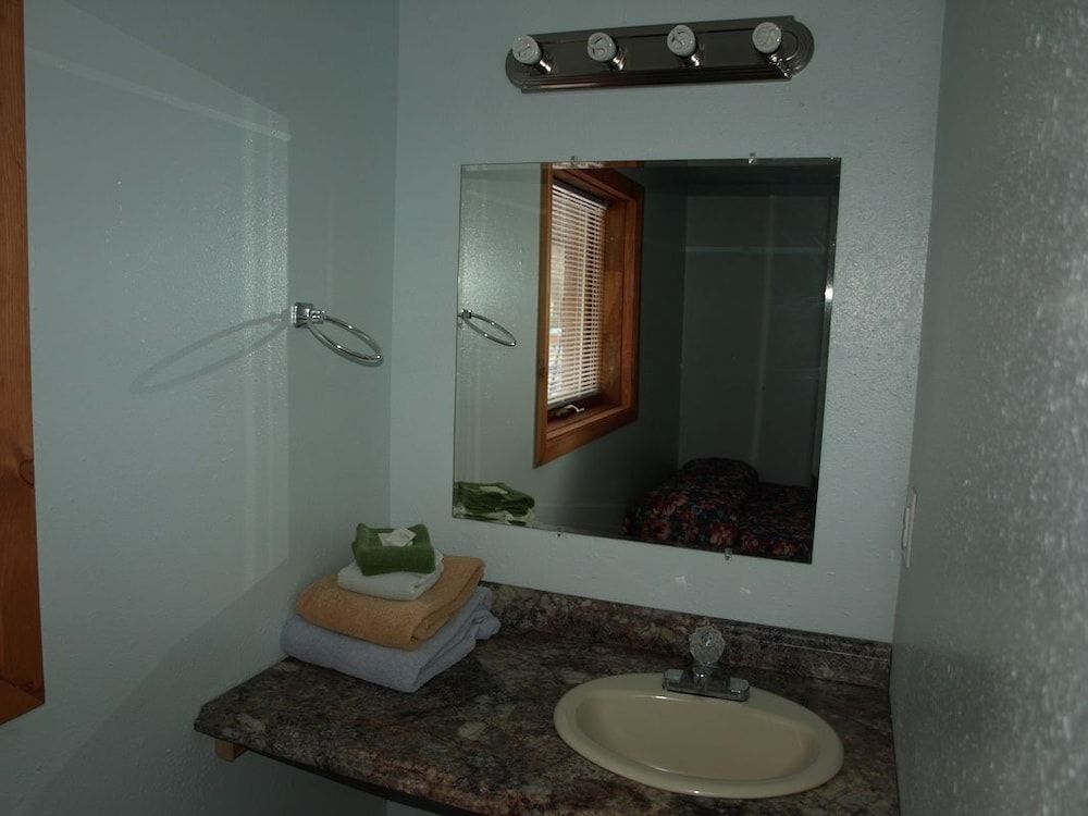 Brown Bear Saloon and Hotel - photo 2