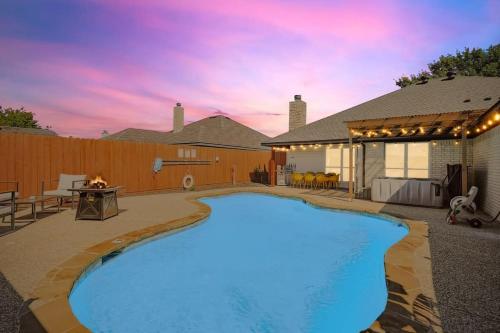 Paradise Modern Home Pool & Hot Tub for over 30 Nights — 4-Star Luxury Hotel in Waxahachie, United States