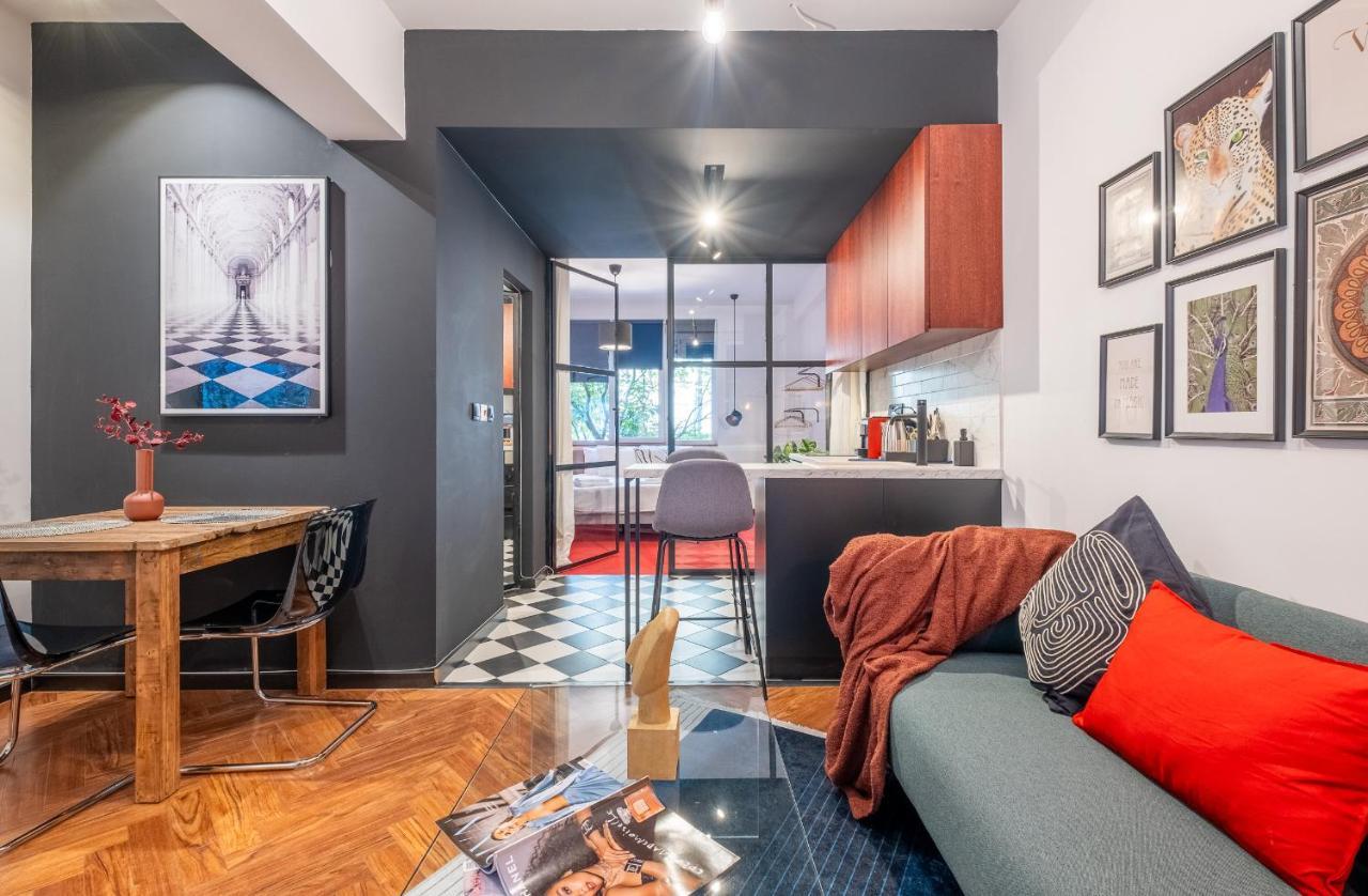 Central Art Inspired Flat with Private Garage - carbon neutral hotel in Sofia