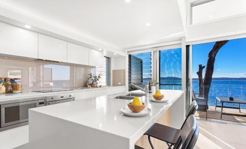 Baydream on the Beach With Breathtaking Water Views — 5-Star Luxury Hotel in Corlette, Australia