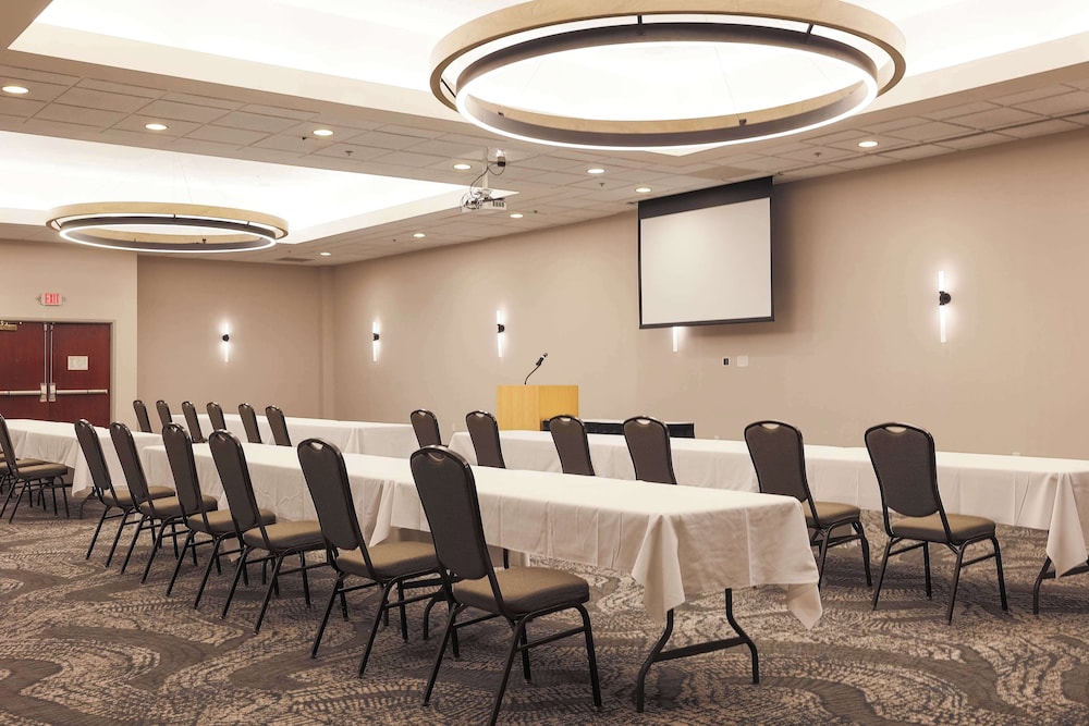 DoubleTree by Hilton Austin MN - photo 37