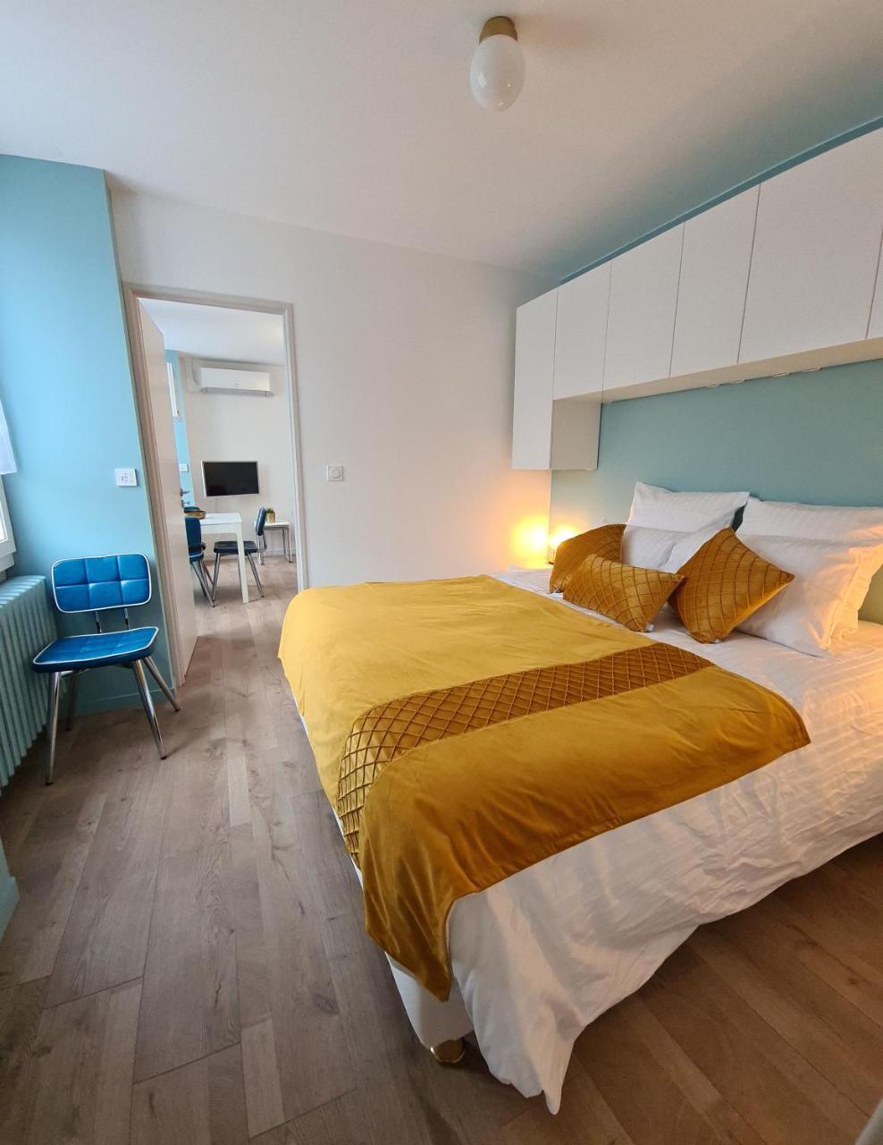 La Maison de la Douce Heure 4 Appartements Climatises Avec Jardin Au Centre Ville Proche Des Thermes — 4-Star Luxury Hotel in Lons-Le-Saunier, France