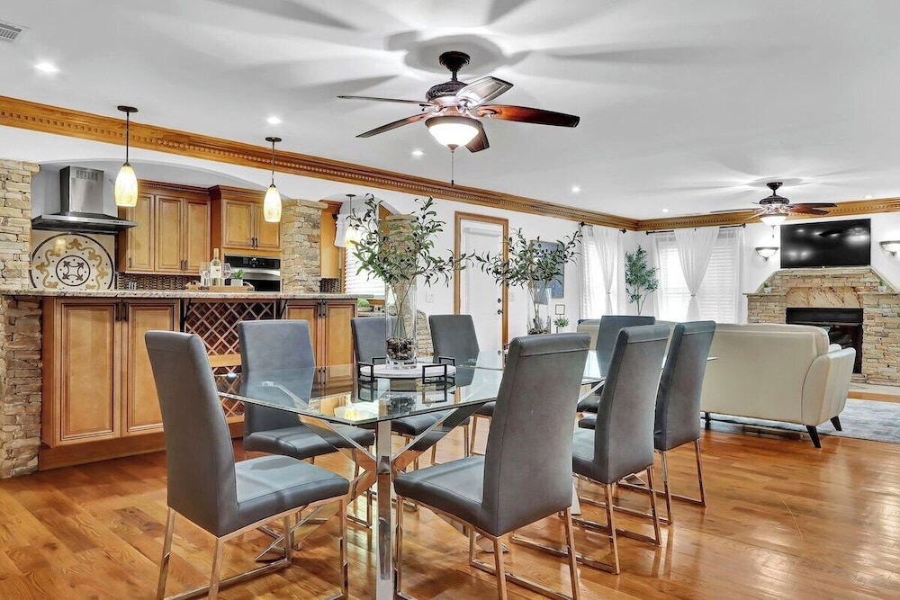 Big 6br 4ba Home W 10 Car Parking for Crewsgrps — 4-Star Luxury Hotel in Atlanta, United States